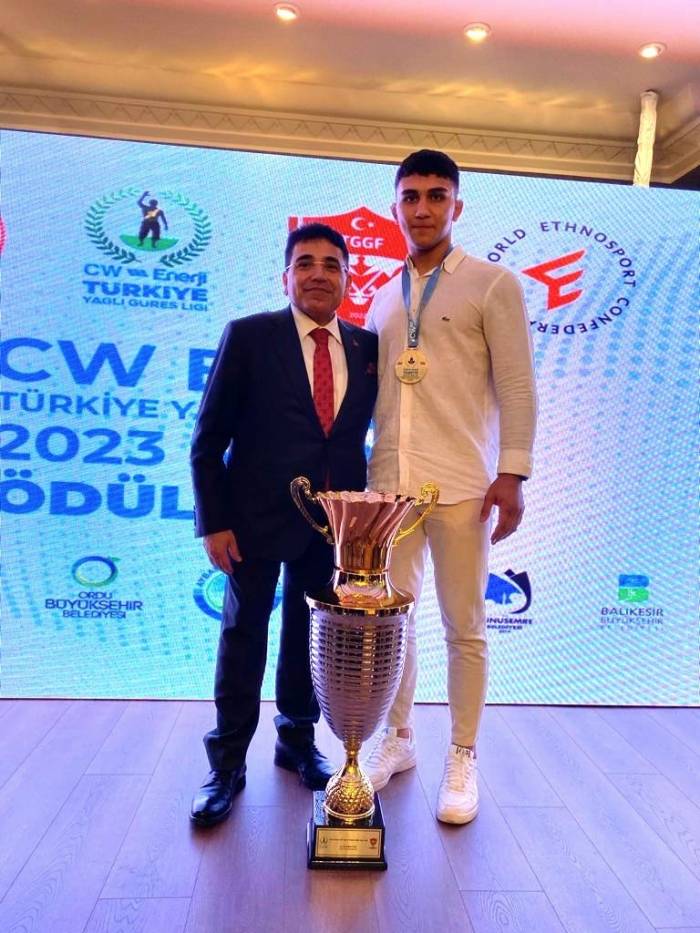 Pamukkale’nin Namağlup Şampiyon Güreşçisi Ödülünü Aldı