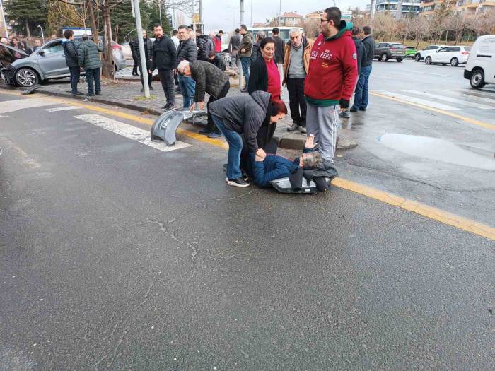 Ankara’da Trafik Kazası Sonrası Araçta Yangın Çıktı: 2 Yaralı