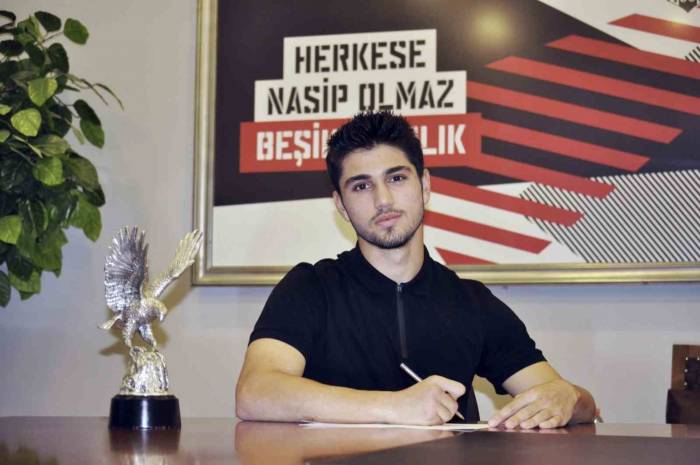 Beşiktaş, Genç Futbolcuları İle Profesyonel Sözleşme İmzaladı