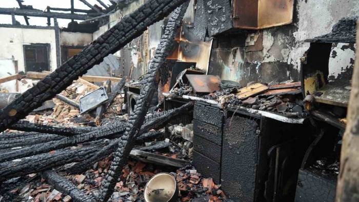 Bir Köy Diken Üstünde