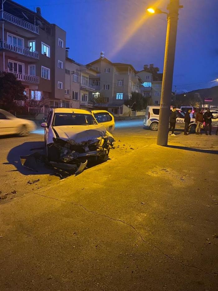 Burdur’da Kavşağa Kontrolsüz Giren 2 Araç Çarpıştı: 3 Yaralı