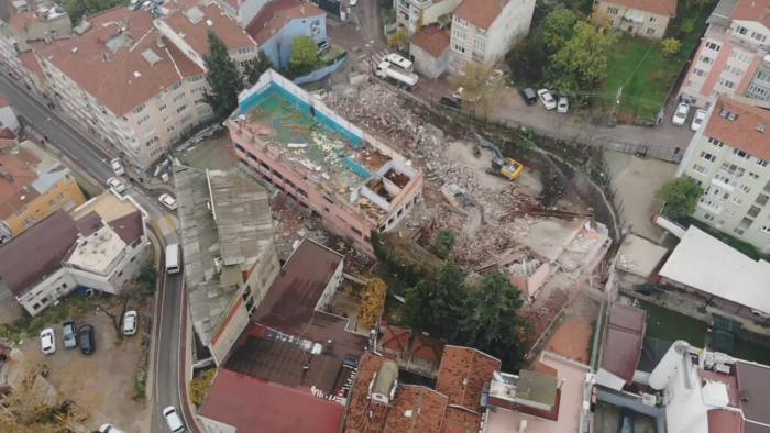 Bursa’daki Deprem Sonrası Yetkililer Harekete Geçti, Tarihi Okul Yıkılıyor