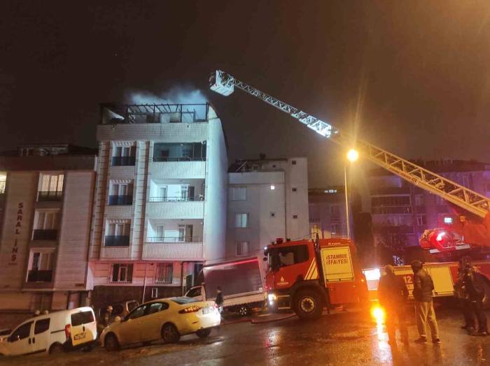 Esenyurt’ta Binanın Çatısı Alev Alev Yandı