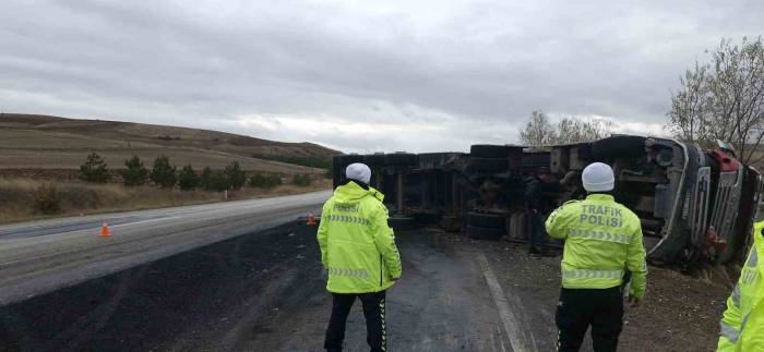 Kömür Yüktü Tır Devrildi, Karayolunda Ulaşım Tek Şeritten Sağlandı