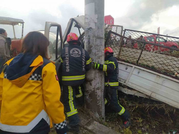 Yağışta Kontrolden Çıkan Kamyonet Elektik Direğine Çarptı: 1 Ölü, 1 Yaralı