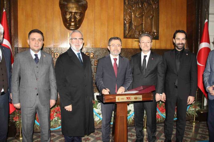 Bakan Yumaklı Manisa Valisi Ünlü’yü Ziyaret Etti