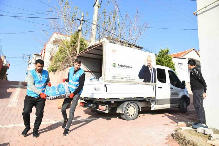 Menemen’de İhtiyaç Sahiplerine 100 Bin Çuval Kömür