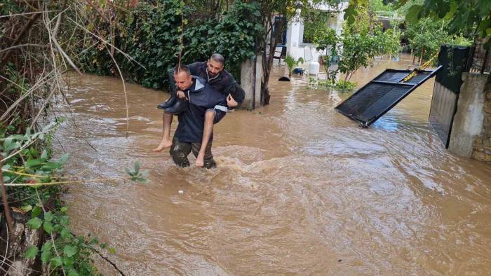 Bodrum’da Dere Taştı, 4 Kişi Mahsur Kaldı