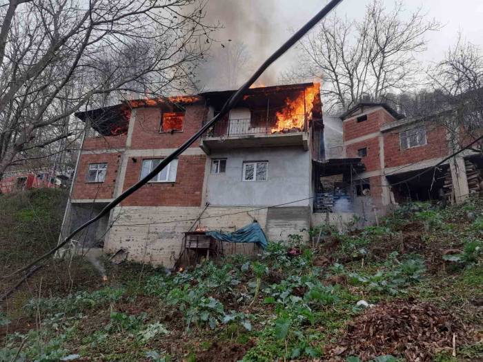 Ordu’da 3 Katlı Binanın Çatı Katı Alev Alev Yandı