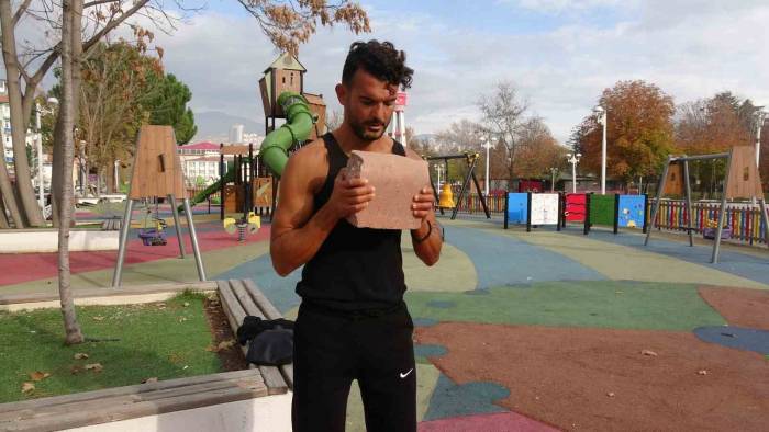 Tokatlı Vatandaşın Spor Aşkı Sınır Tanımıyor, Dambıl Yerine Taş Kullanıyor