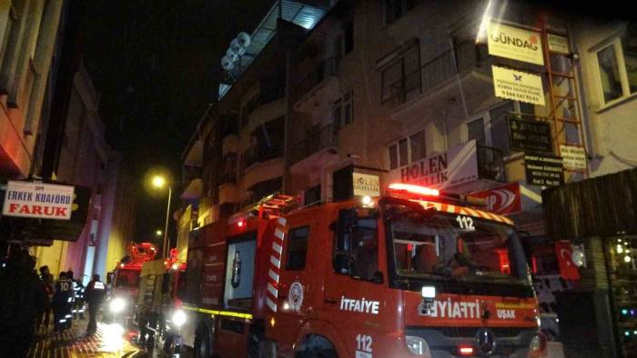 Uşak’ta 3 Katlı Binada Çıkan Yangın Korkuttu