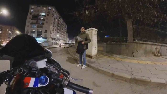 Böyle İnat Görülmedi: Vanlı Gençlerin ‘Önce Sen Geç’ İnadı Bir Saat Sürdü