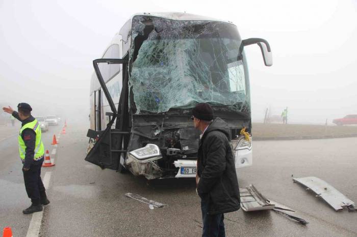 Amasya’da Yoğun Sis Zincirleme Kazalara Yol Açtı: 5 Yaralı