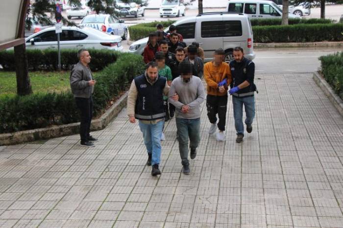 İnsan Kaçakçılarının Planı İhbarla Bozuldu, 8 Kaçak Göçmen Yakalandı