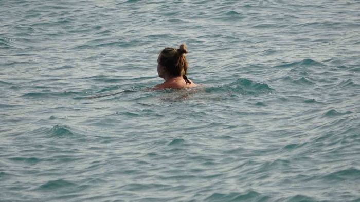 Yüksek Kesimlerine Kar Yağarken, Antalya’nın Sahillerinde Deniz Keyfi