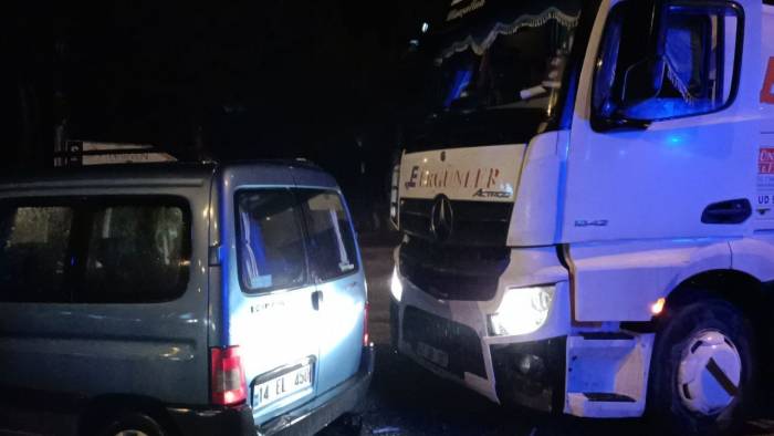 D-100 Kara Yolunda Tır Ve Hafif Ticari Araç Çarpıştı: 1 Yaralı
