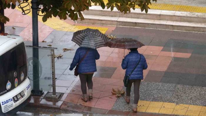 Aniden Bastıran Sağanak Vatandaşlara Zor Anlar Yaşattı