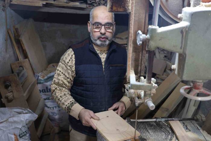 Hatay’da 40 Yıldır Tahtaya Şekil Vererek Geçimini Sağlıyor