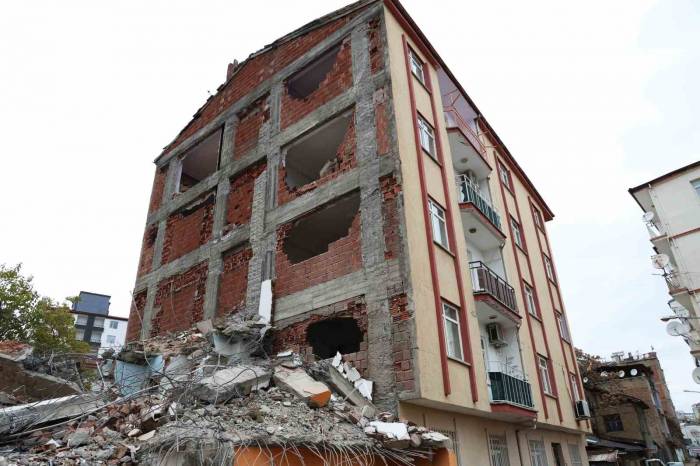 Elazığ’da Evleri Sağlam Olan Vatandaşlar Diken Üstünde