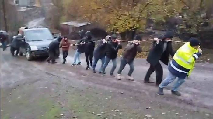 Şarampole Yuvarlanan Aracı 15 Kişi 30 Metreden Halatla Çekti