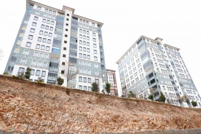 Elazığ’da İstinat Duvarı Kısmen Çöktü: Binalar Uçurumun Eşiğinde