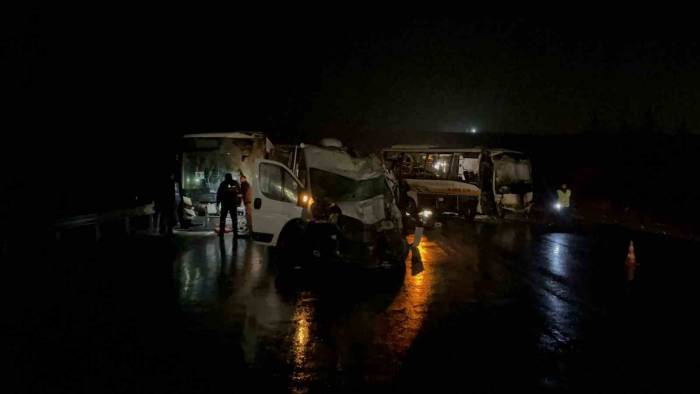 Eskişehir’de 2 Belediye Otobüsü İle 1 Karavan Çarpıştı: 14 Kişi Yaralandı