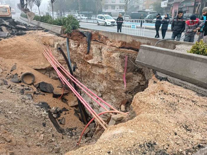 Gaziantep’te Sağanak Yağış Nedeniyle Yol Çöktü