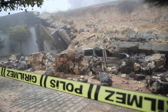 Gaziantep’te Yoğun Yağış Sonrası İstinat Duvarı Araçların Üzerine Çöktü