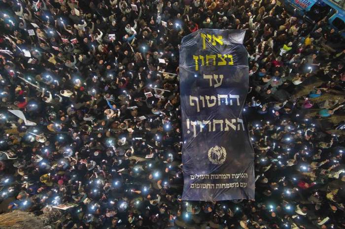 İsrailli Esir Yakınları Tel Aviv’de Protesto Düzenledi