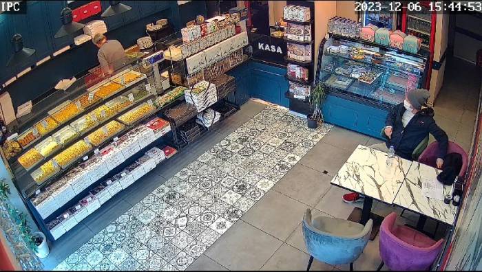 Ünlü Baklavacıda Kaşla Göz Arası Hırsızlık Kamerada: Tatlı Siparişi Verip Cüzdanı Çaldı