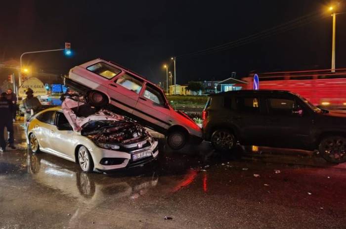 İzmir’deki Trafik Kazasında Araçlar Üst Üste Çıktı