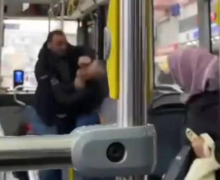 İzmir’de Belediye Otobüsünde Bıçaklama Anı Kamerada