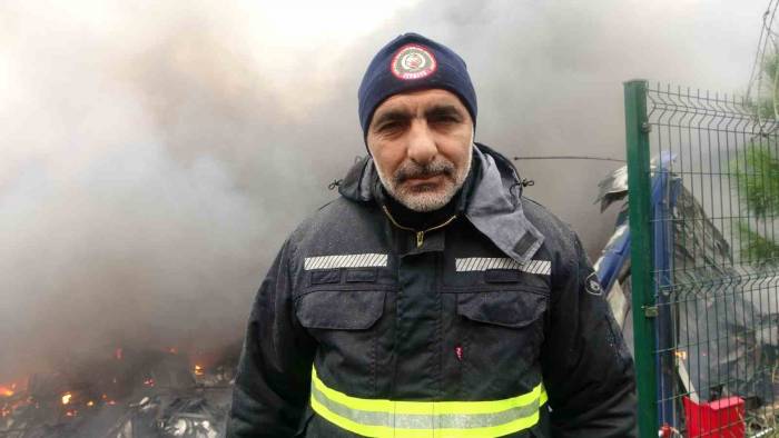 Kocaeli’de Lojistik Deposunda Çıkan Yangın 8 Saate Kontrol Altına Alındı