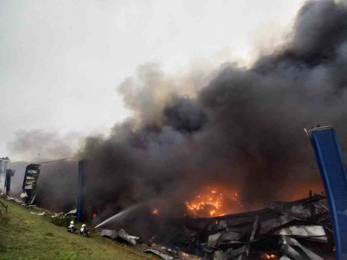 Kocaeli’de Lojistik Deposunda Çıkan Yangına 47 Araç 130 Personelle Müdahale Sürüyor