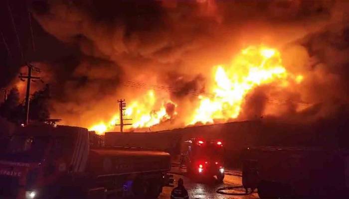 Kocaeli’de Çıkan Yangın Tüm Fabrikayı Sardı, Gecenin Karanlığı Alevlerle Aydınlandı