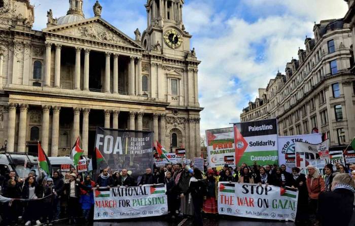 Londra’da On Binlerce Kişiden Filistin’e Destek Protestosu