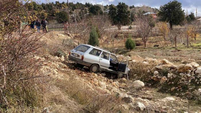 Otomobil Şarampole Uçtu: 2 Yaralı