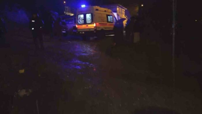 Zonguldak’ta Heyelan: Ev Toprak Altında Kaldı, 2 Kişiyi Kurtarma Çalışmaları Sürüyor