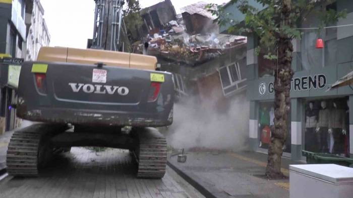 Yağmur Nedeniyle Kayan Ağır Hasarlı Bina, Birkaç Darbeyle Yerle Bir Oldu