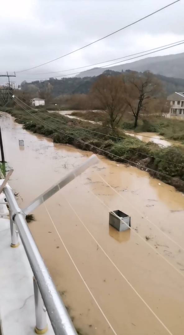 Yalova Çınarcık’ta Dere Taştı, Evleri Su Bastı, Mahsur Kalan Vatandaşı Ekipler Kurtardı