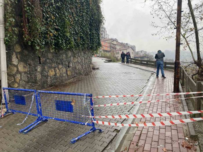 Hastane Yolunda Heyelan Oldu, Yol Trafiğe Kapatıldı