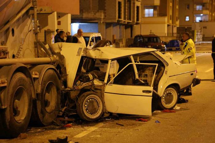 Tıra Arkadan Çarpan Otomobil Kağıt Gibi Parçalandı: 1 Ölü, 4 Yaralı