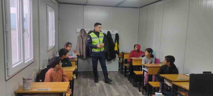 Jandarma Ekiplerinden Öğrencilere Trafik Eğitimi