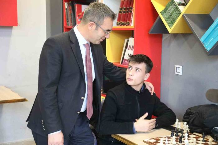 Ağrı Gençlik Ve Spor İl Müdürü Din, Gençlik Merkezi’ni Ziyaret Etti