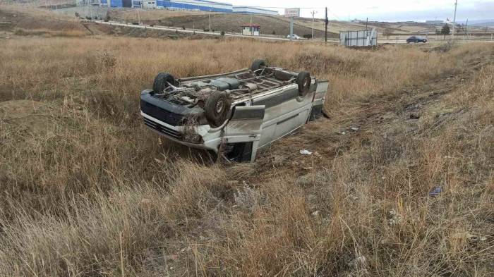 Lastiği Patlayan Minibüs Şarampole Devrildi