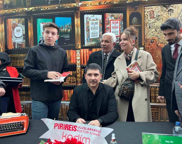 Cumhurbaşkanı Özel Kalem Müdürü Doğan Okurlarla Bir Araya Geldi