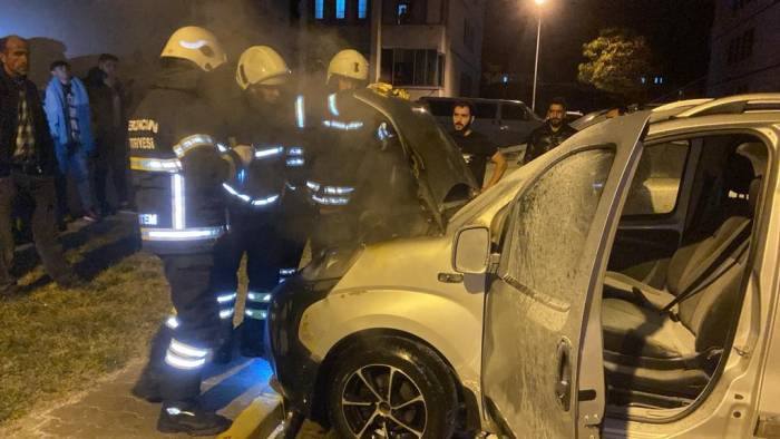 Park Halindeki Araçta Çıkan Yangın Söndürüldü