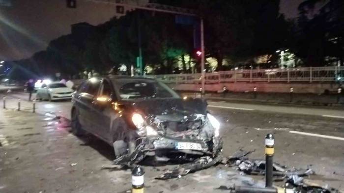 Kadıköy’de Alkollü Sürücü Işıklarda Duran Araçlara Çarptı: 1 Ağır Yaralı
