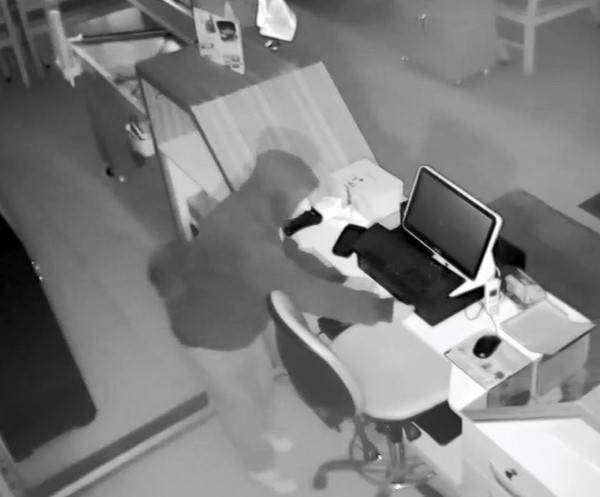 2 Bin Lira Çaldı, 20 Bin Liralık Zarar Verdi