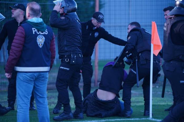 Taraftarlar Kırdıkları Koltukları Sahaya Fırlattı, Polis Biber Gazıyla Müdahale Etti